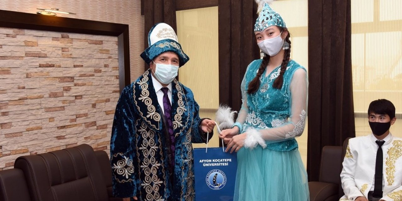 Kazakistanlı öğrenciler milli kıyafetleriyle Rektör Karakaş’ı ziyaret etti