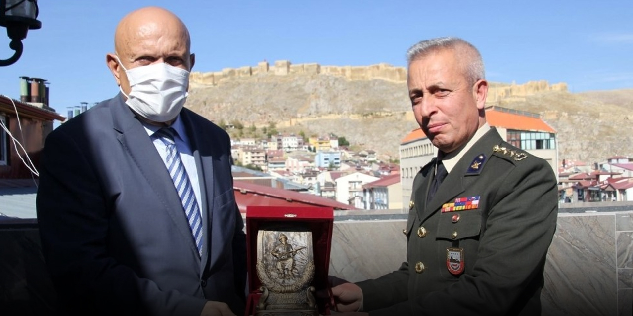 Konya İl Tugay Komutanlığına atanan Bayburt İl Garnizon Komutanı Diker’e veda yemeği