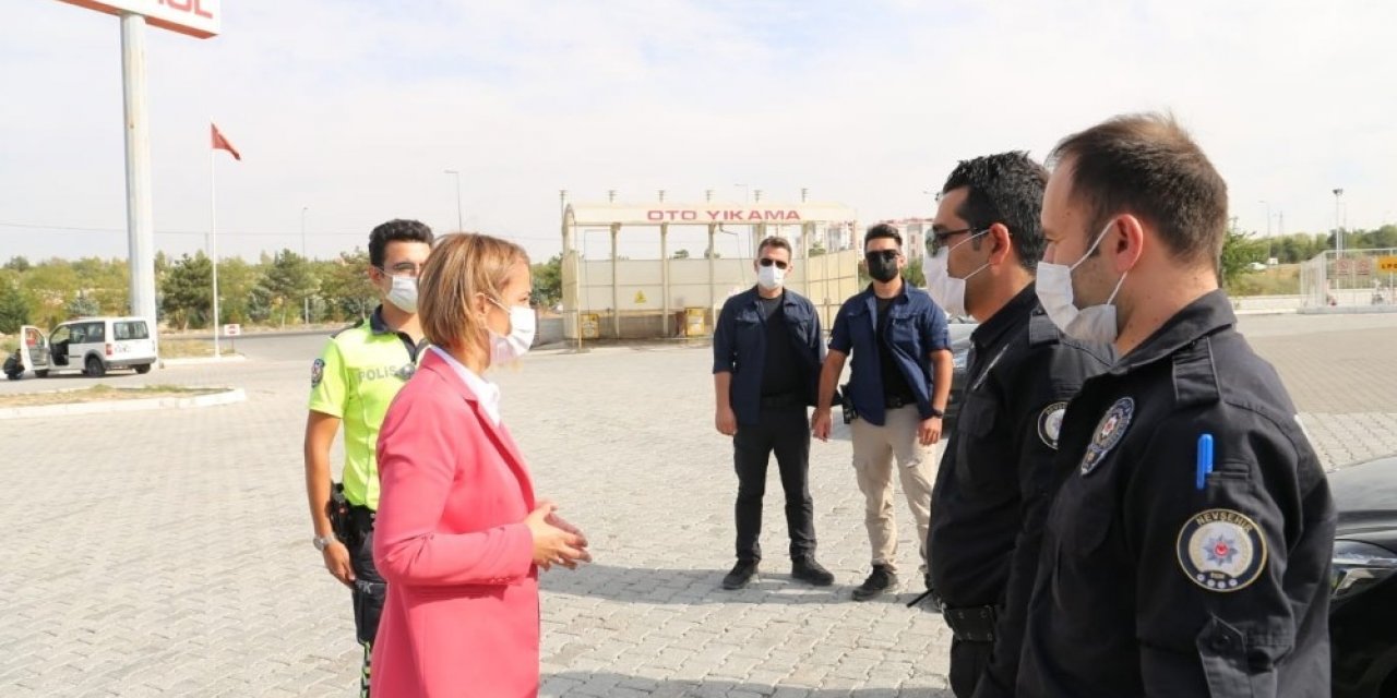 Vali Becel, trafik kontrol noktasında araç sürücülerini uyardı