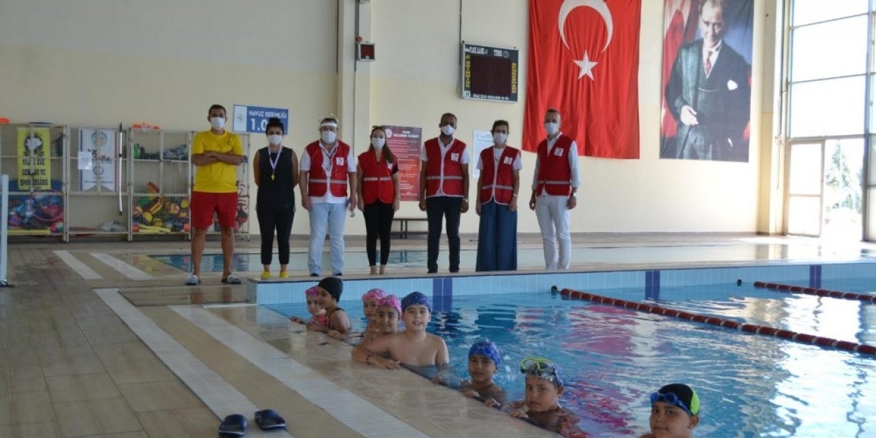 Türk Kızılay’ı çocuklara yüzme öğretti
