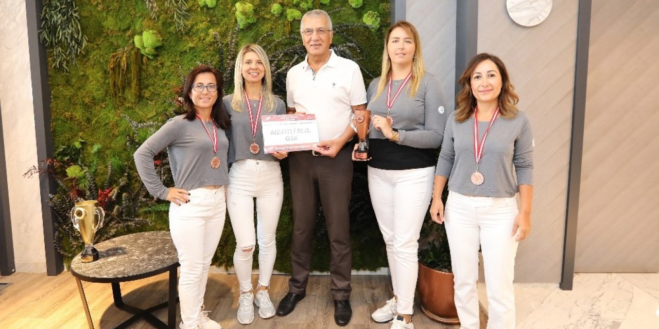 Mezitli Belediyesinin kadın tenisçileri Manavgat’tan şampiyonlukla döndü