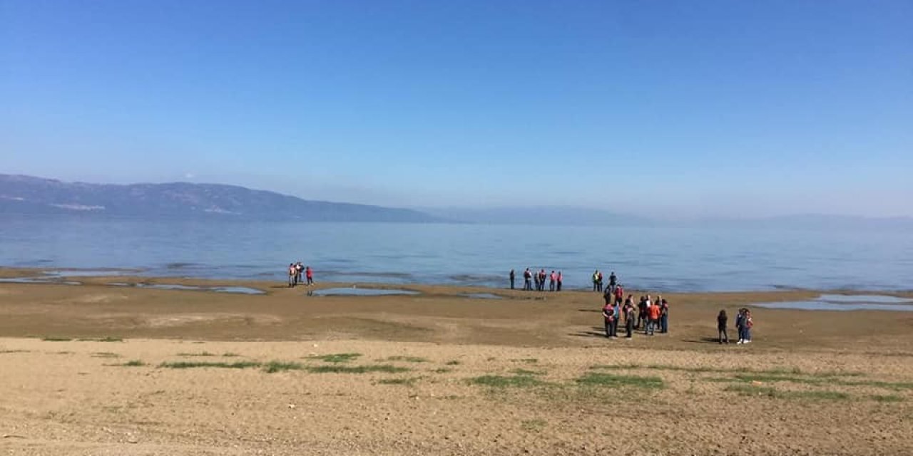 Motorcular göldeki çekilmeye dikkat çekti