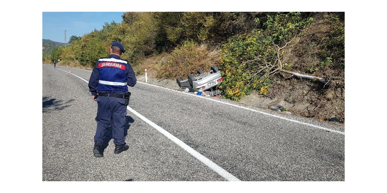 Kontrolden çıkan otomobil ağaca çarpıp ters döndü: 1 yaralı