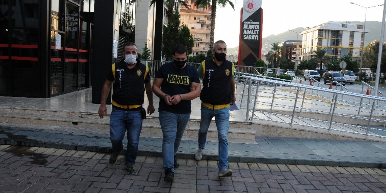 Sahte bilezik vererek 13 bin TL dolandırdı, son işinde baltayı taşa vurdu