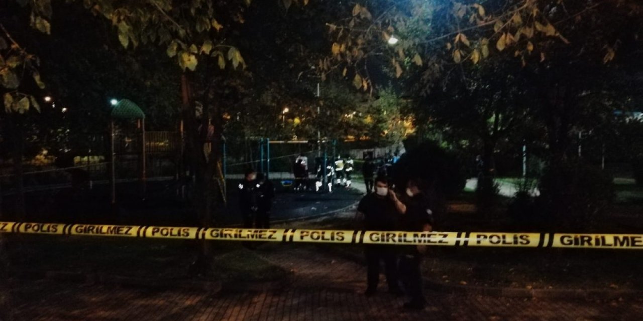 Genç adamın cansız bedeni parkta asılı halde bulundu