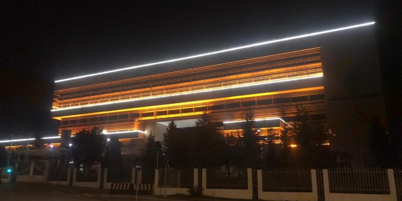 AYM Başkanı Yıldırım’ın "Işıklar yanıyor" paylaşımına tepki