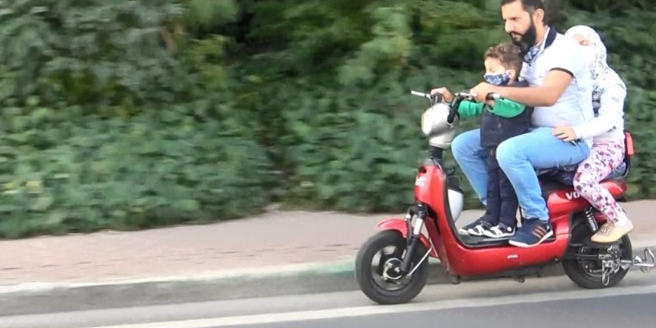 Motosiklet üzerinde tehlikeli yolculuk