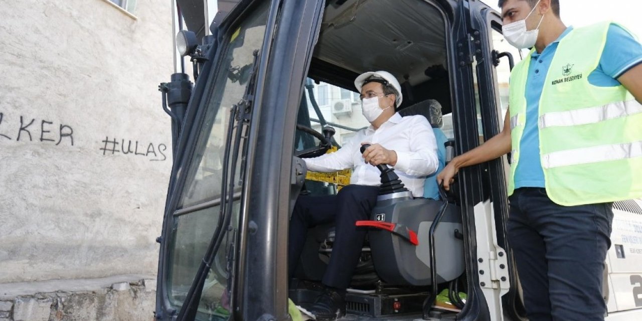 Konak’ta metruk binalar bir bir yıkılıyor