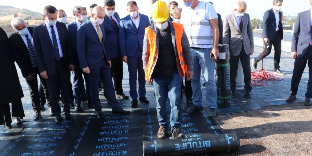 Ulaştırma ve Altyapı Bakanı Karaismailoğlu, Ankara-Kahramankazan yolu üzerinde yapılan çalışmaları yerinde inceledi