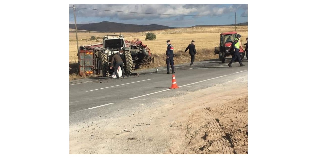 Kamyonla çarpışan traktör ortadan ikiye bölündü, şans eseri kimse yaralanmadı