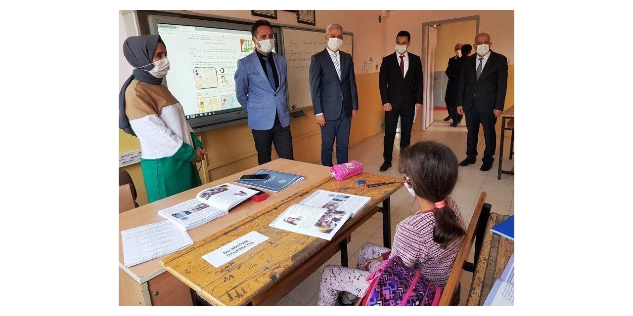 ‘Öğretmenim Doğaya da Nefes Ol’ kampanyasında fidanlar dikildi