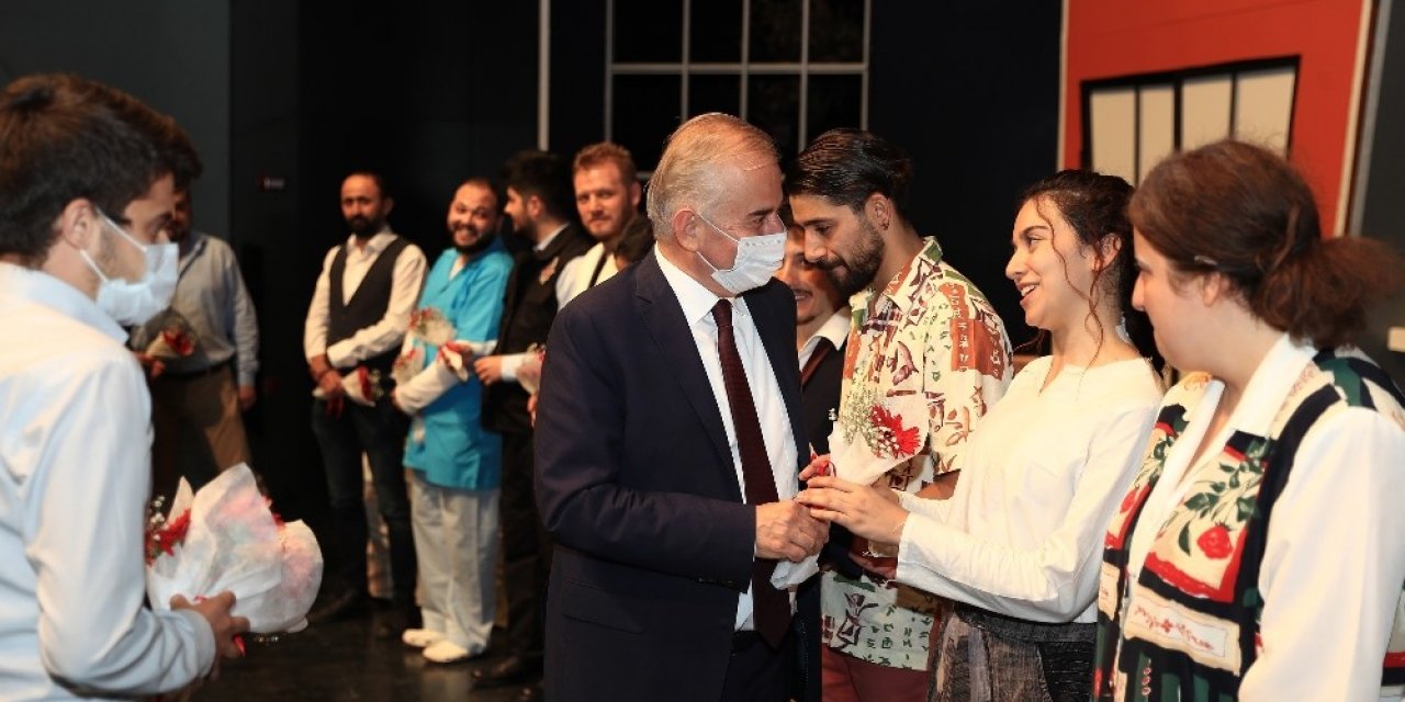 Denizli’de tiyatronun perdeleri açıldı