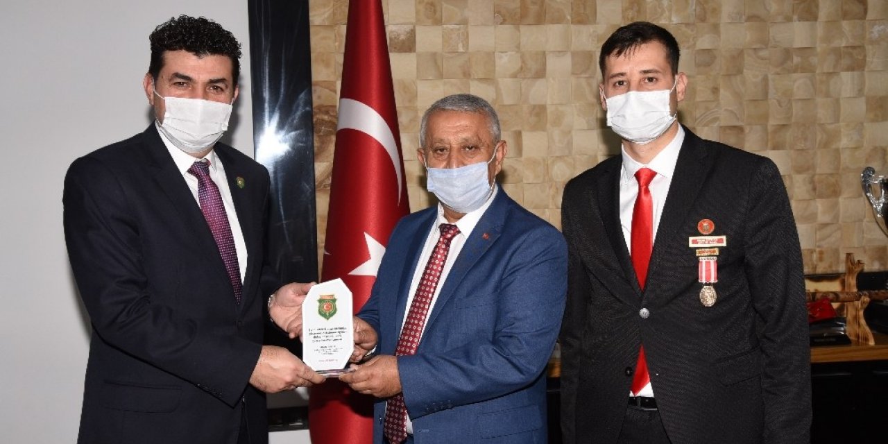 Başkan Zeybek: “Şehit yakınları ve gazilerimiz milletimizin ve devletimizin göz bebeğidir”