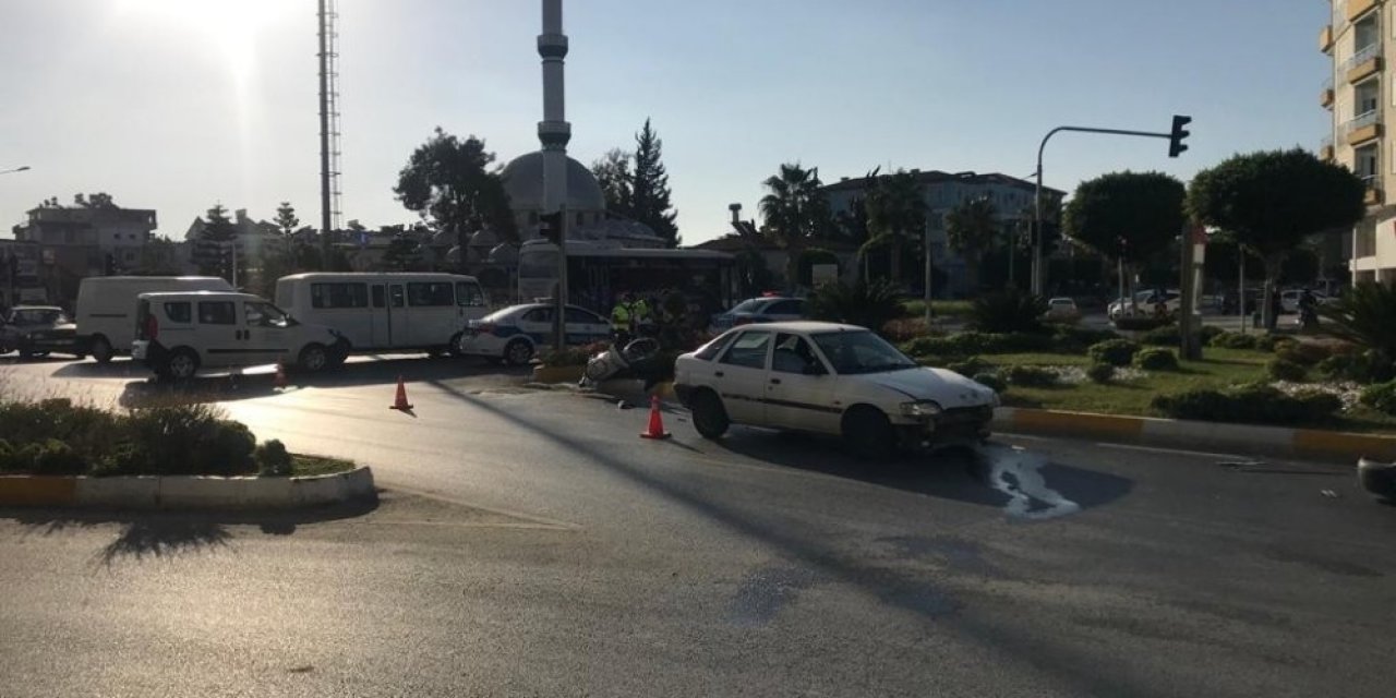 Kırmızı ışıkta geçen otomobil iki ayrı motosiklete çarptı: 2 yaralı