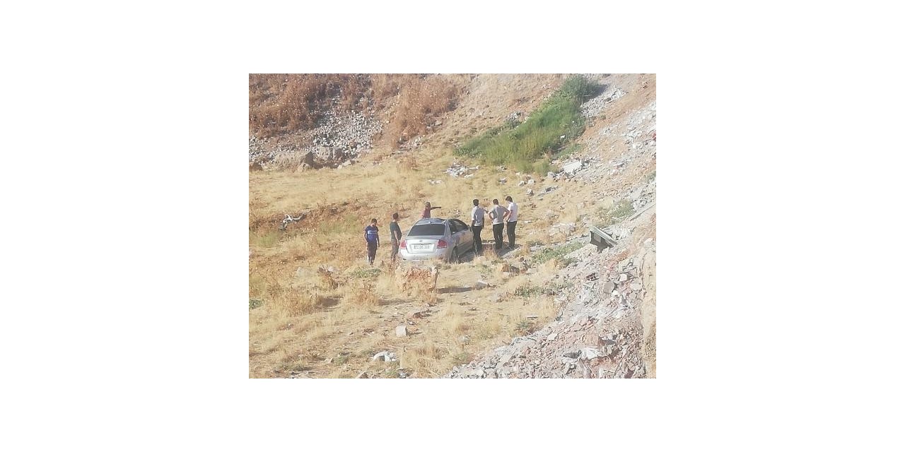 Otomobil şarampole yuvarlandı