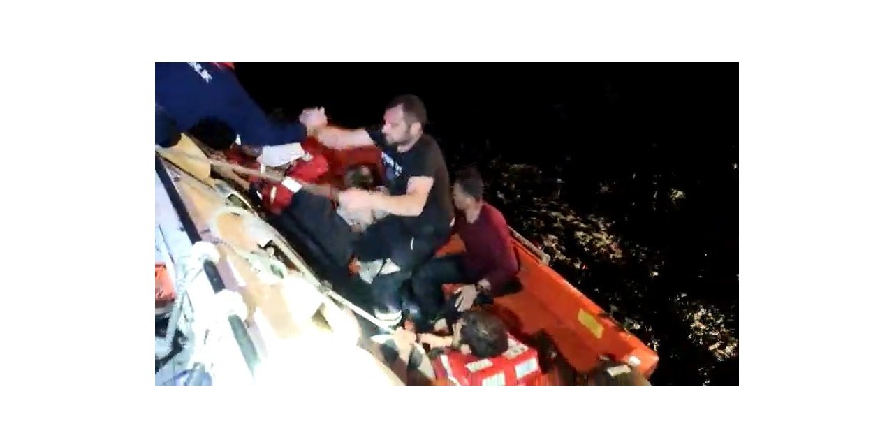 Bursa’da fırtınada batan balıkçı teknesinin mürettebatını sahil güvenlik kurtardı