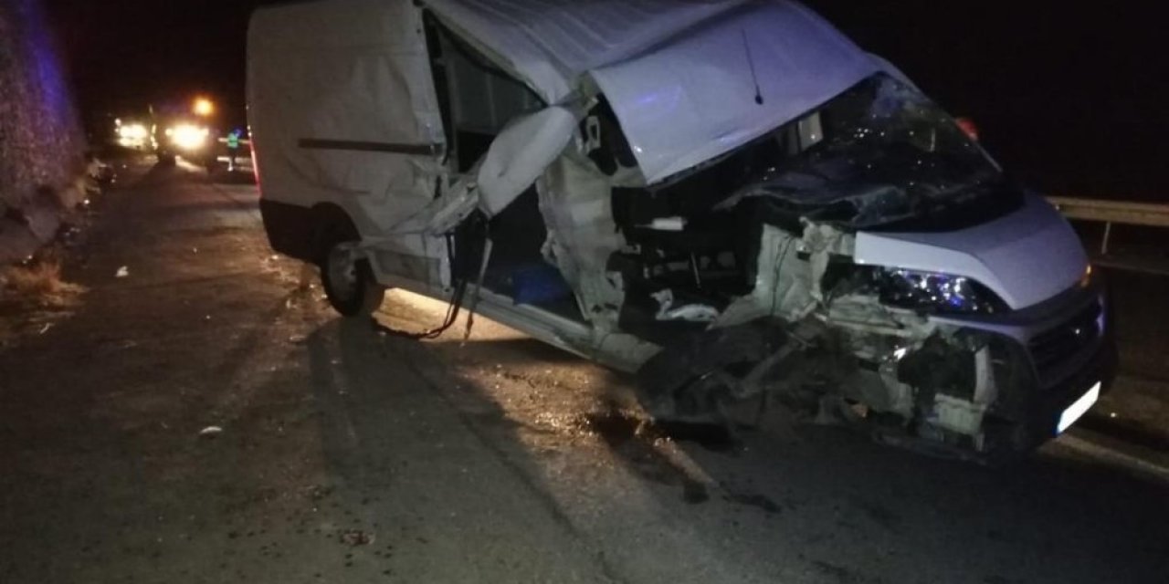 Traktör ile minibüs çarpıştı: 1 ölü, 1 yaralı
