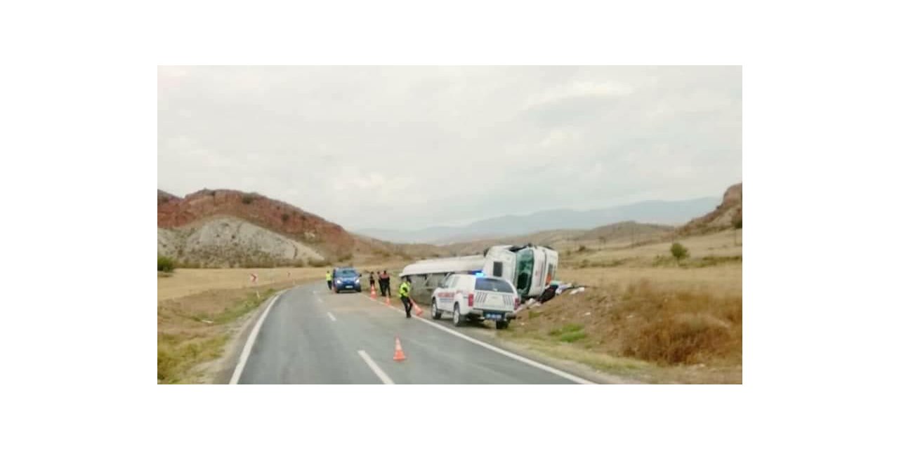 Nallıhan Ankara Karayolunda tır devrildi; 1 Yaralı