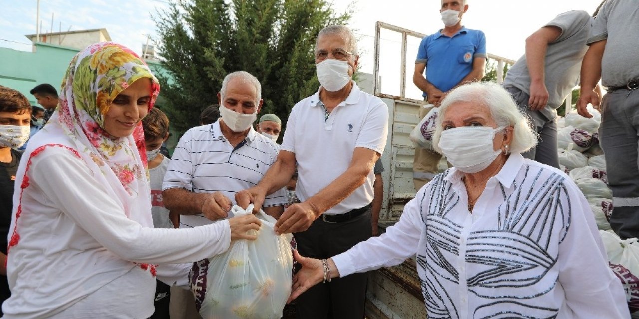 Salgın günlerinde Mezitlili vatandaşlara vitamin desteği