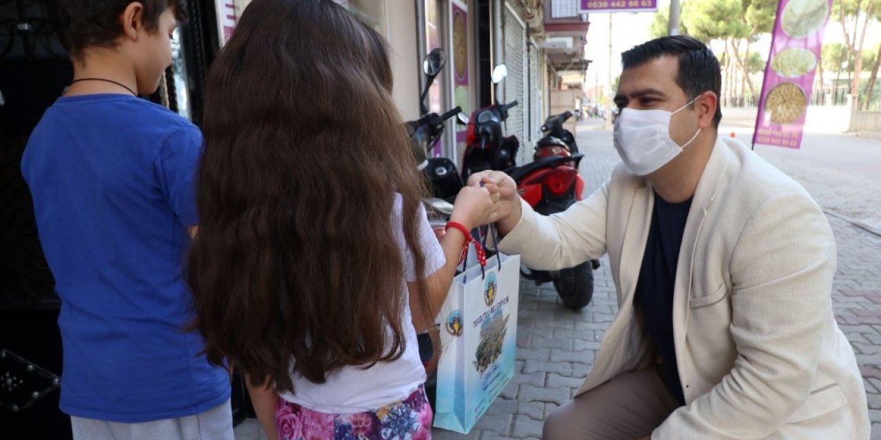 Turgutlu’da öğrencilere tabletleri ulaştırılıyor