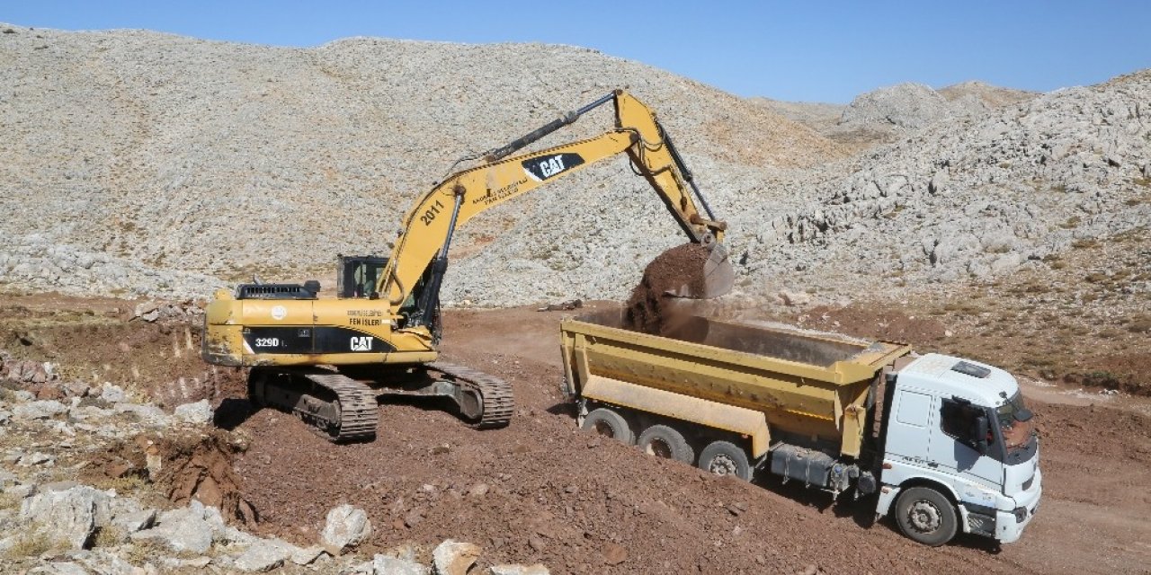 Erdemli’de yol bakım çalışmaları sürüyor