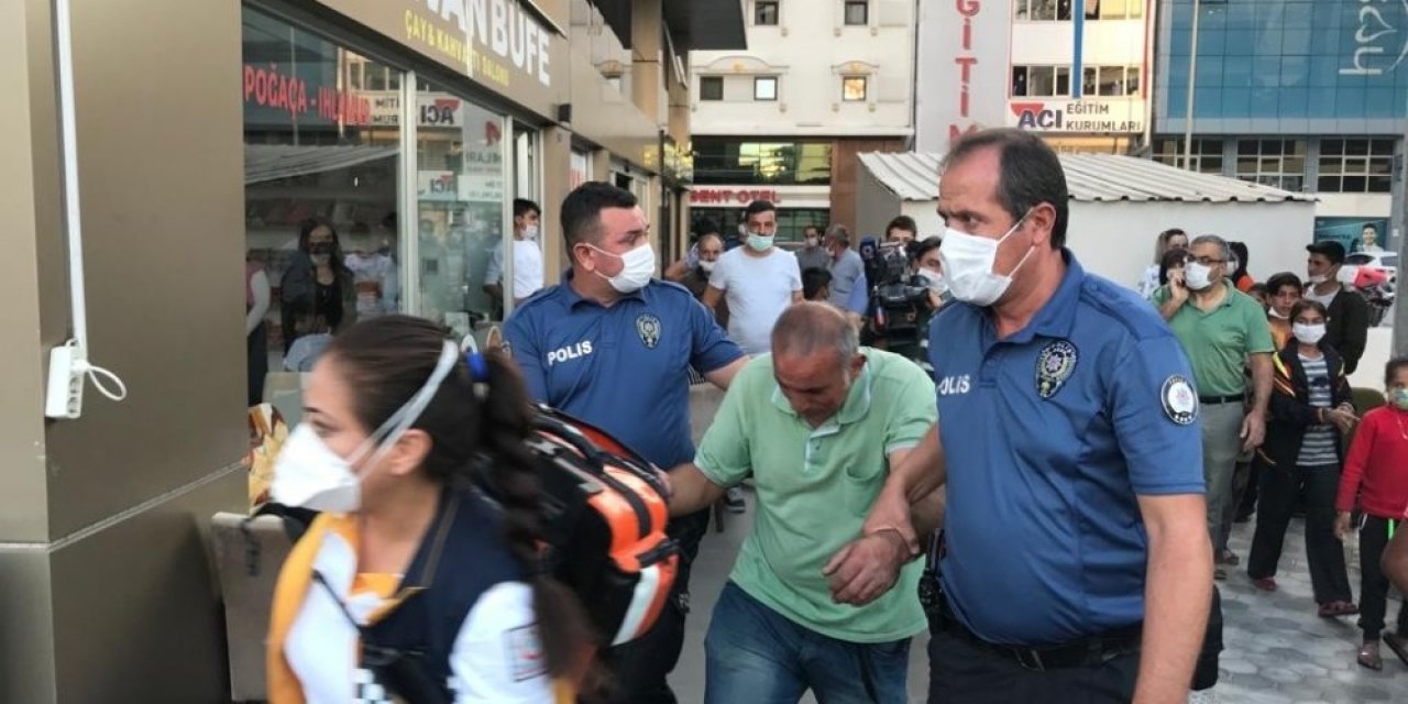 İş merkezinin terasına çıkan adam ikna edildi