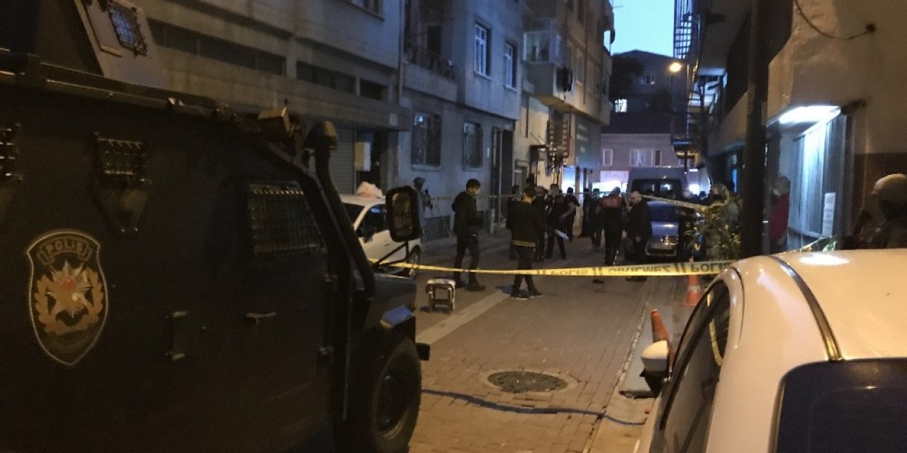 Zeytinburnu’nda iki aile arasındaki kavga kanlı bitti: 2 yaralı