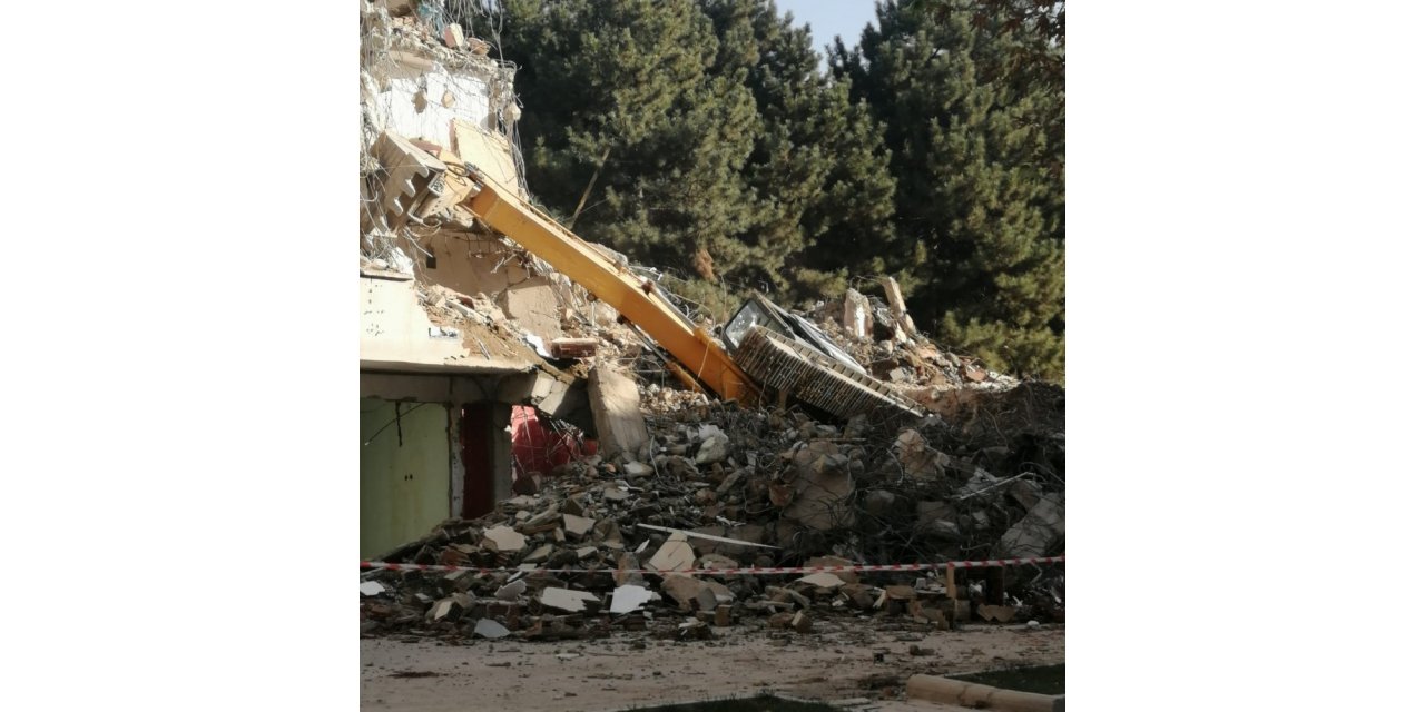 Yıkım sırasında kepçe yan yattı, operatör yara almadan kurtuldu