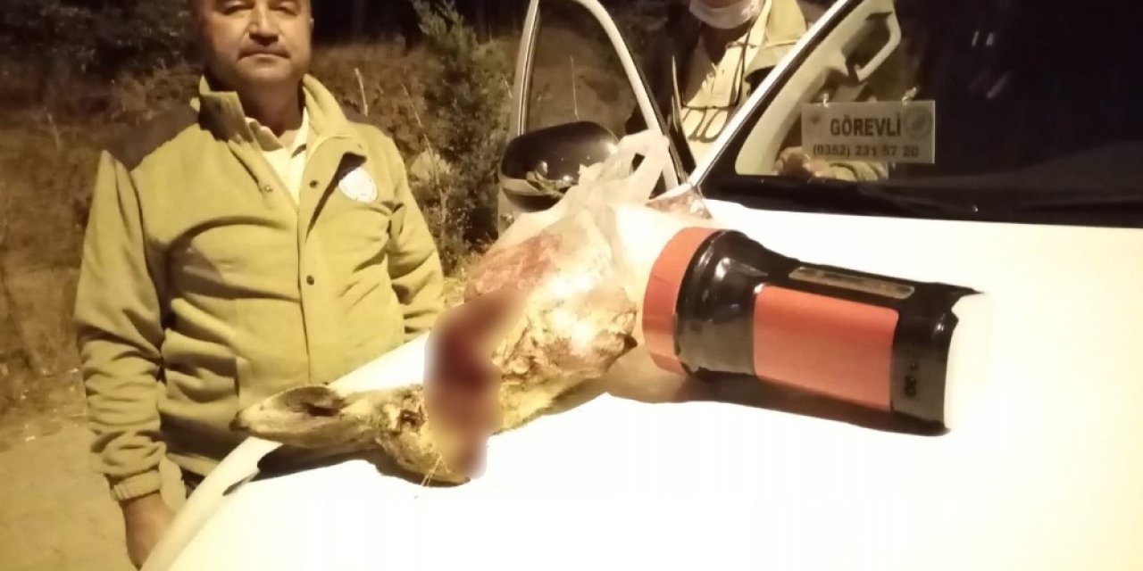 Projektörle tavşan avlayan 3 kişi şafak operasyonu ile suçüstü yakalandı