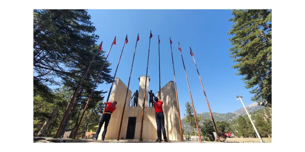 Gülek Karboğazı Kuvayi Milliye Anıtına Türk bayrakları asıldı