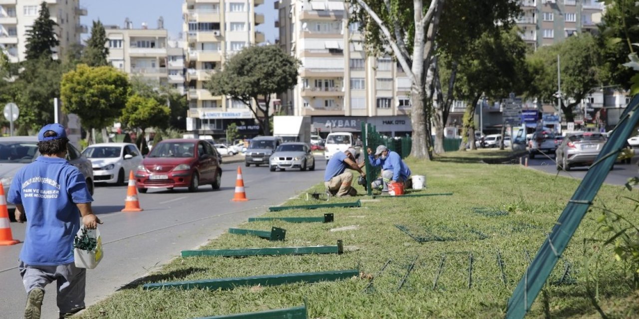 Yaya ölümlerinin yaşandığı caddede tel çit çalışması