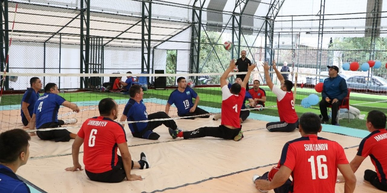 Türkiye’de ilk kez halı sahada oturarak voleybol oynadılar