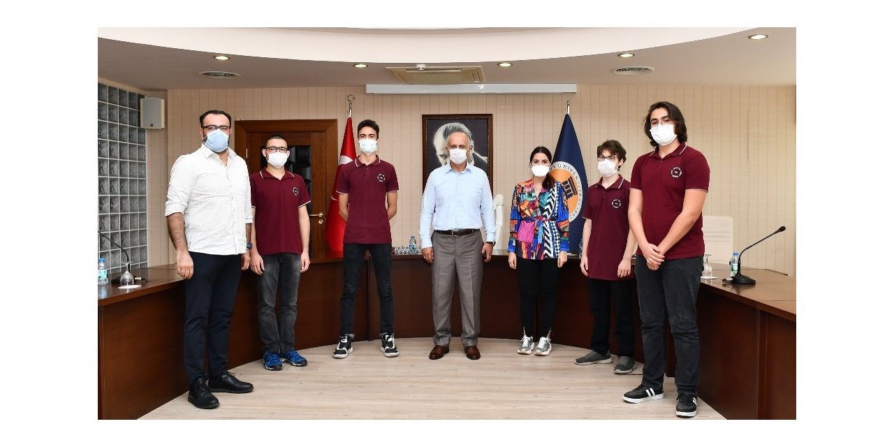 TEKNOFEST 2020’derece alan öğrenciler Rektör Çamsarı’yı ziyaret etti
