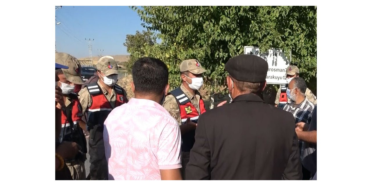 Eylem yapan mahalleli yolu kapattı