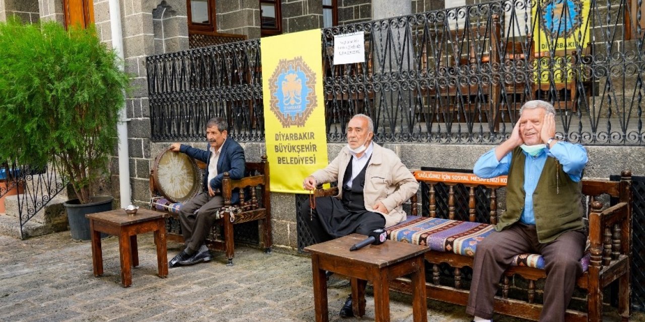 Diyarbakır’da dengbej divanları kaldığı yerden devam ediyor