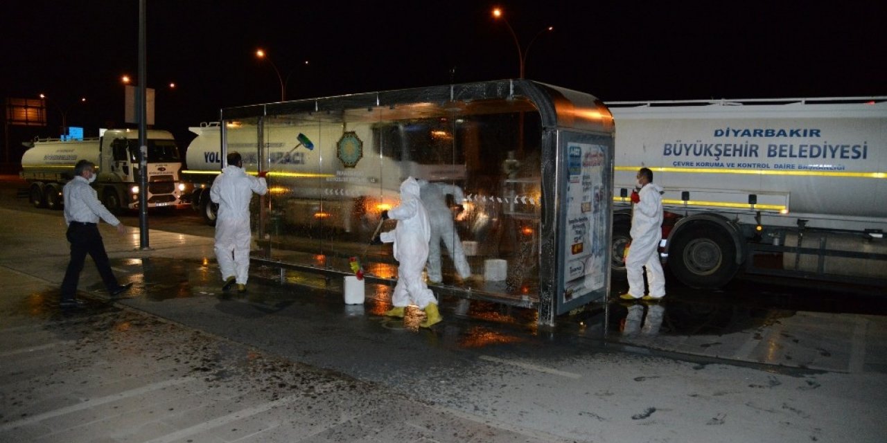 Diyarbakır’da durak ve üst geçitler yıkandı