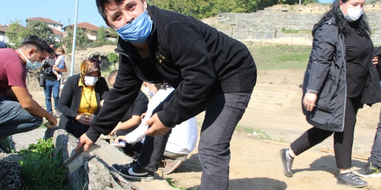 Kusursuz kafe çalışanları Antik kentte kazı çalışmasına katıldı