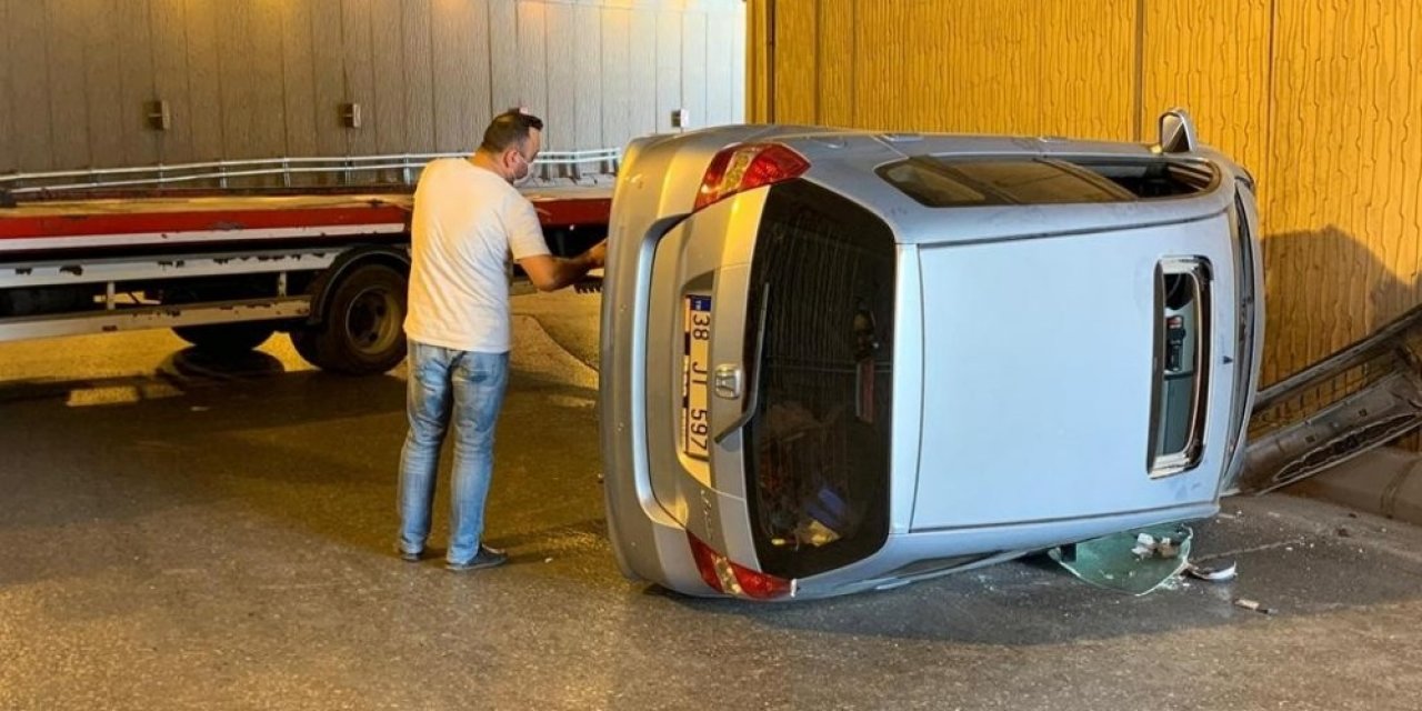 Direksiyon hakimiyeti kaybolan otomobil yan yattı