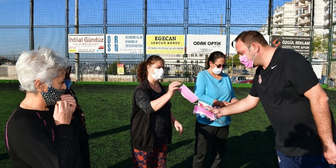 Meme kanserine pembe maskeyle dikkat çektiler