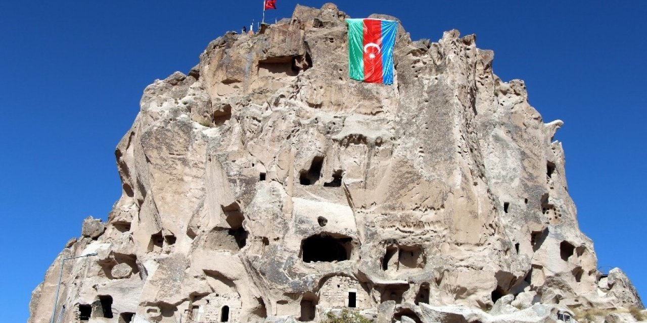 Dünyanın en yüksek peribacasına Azerbaycan bayrağı asıldı