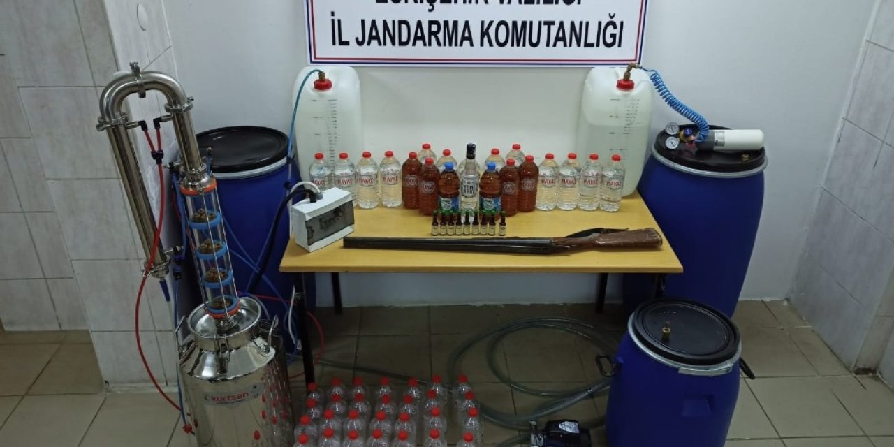 Kaçak alkol üretip satan şüpheliler jandarmadan kaçamadı