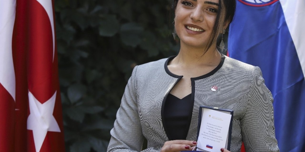 Milli Kayakçı Sıla Kara’ya Slovenya polisinden ‘Özveri Madalyası’