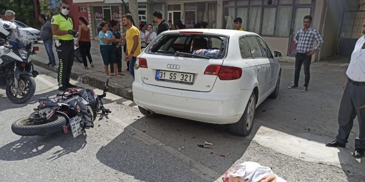 Motosiklet otomobile çarptı: 2 yaralı