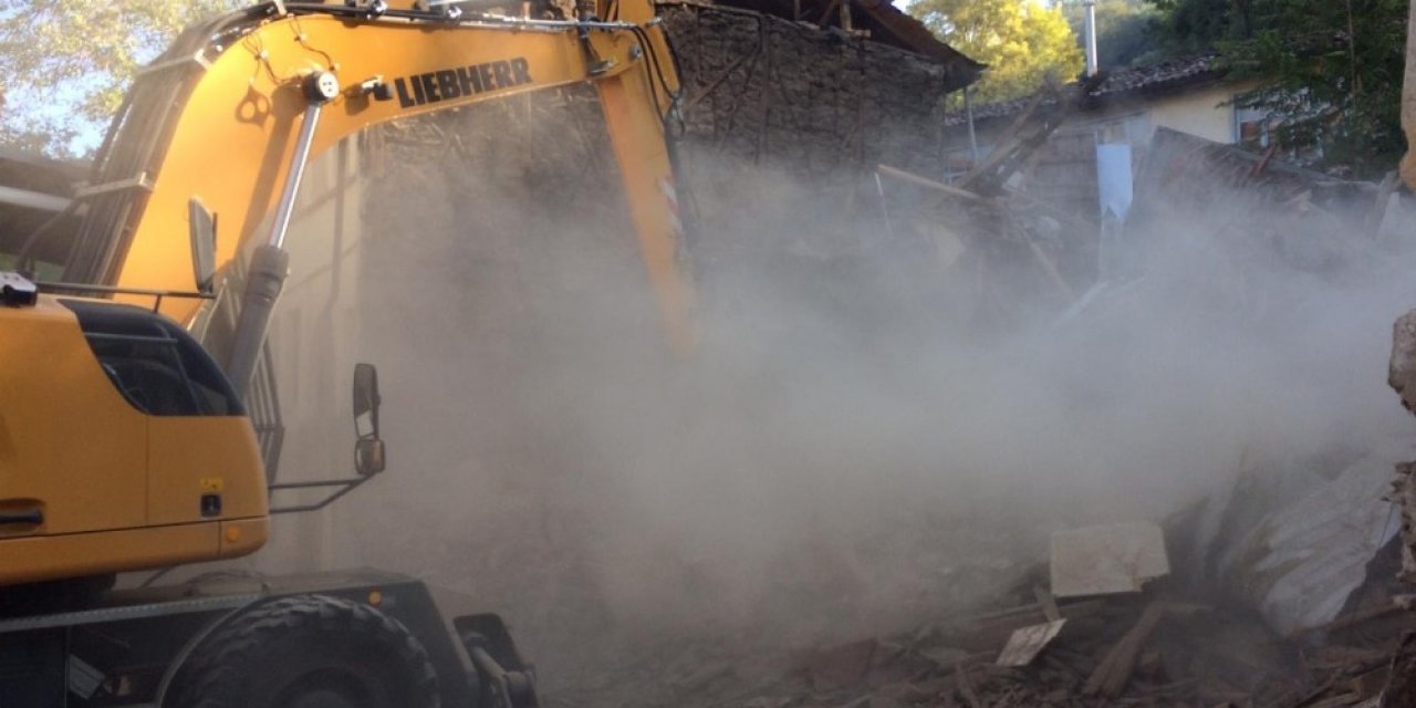 Yarısı çöken binaya ânında müdahale