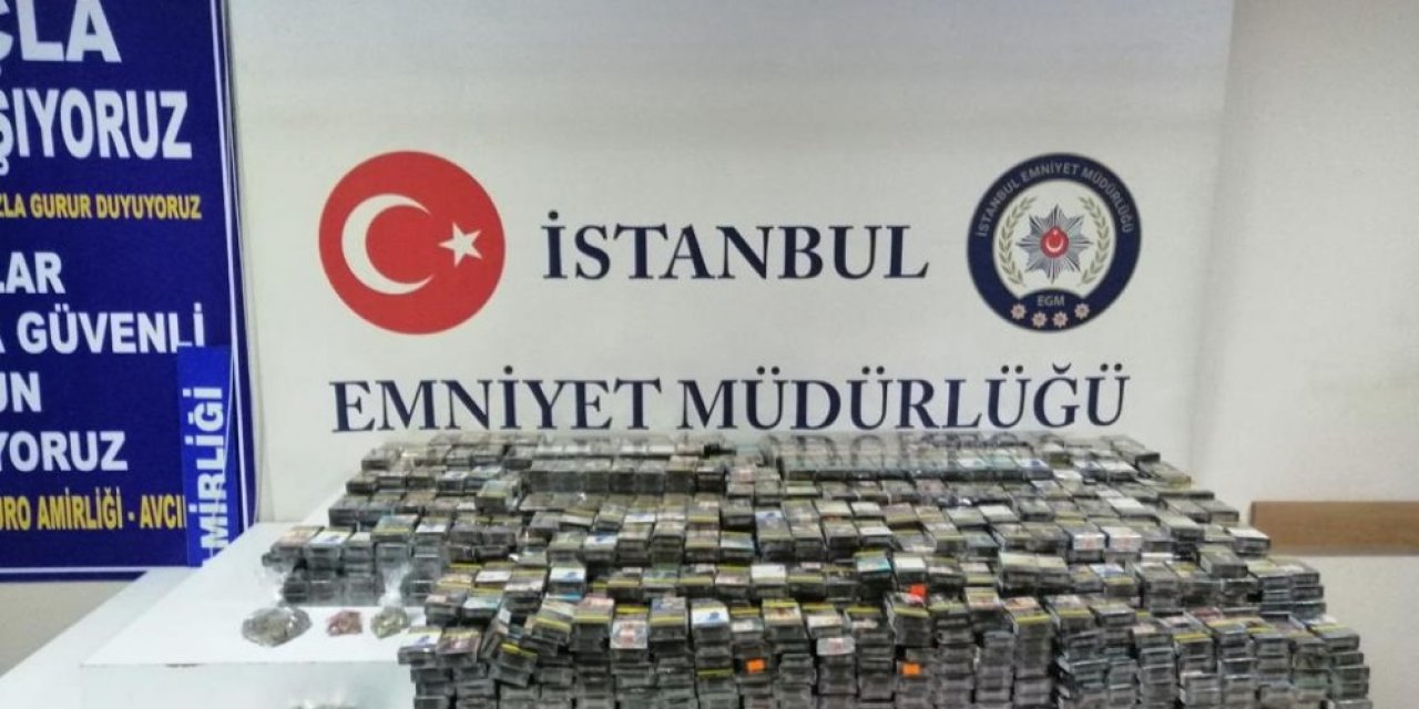 Avcılar’da gazete bayisinden sigara çalan hırsızlar yakalandı
