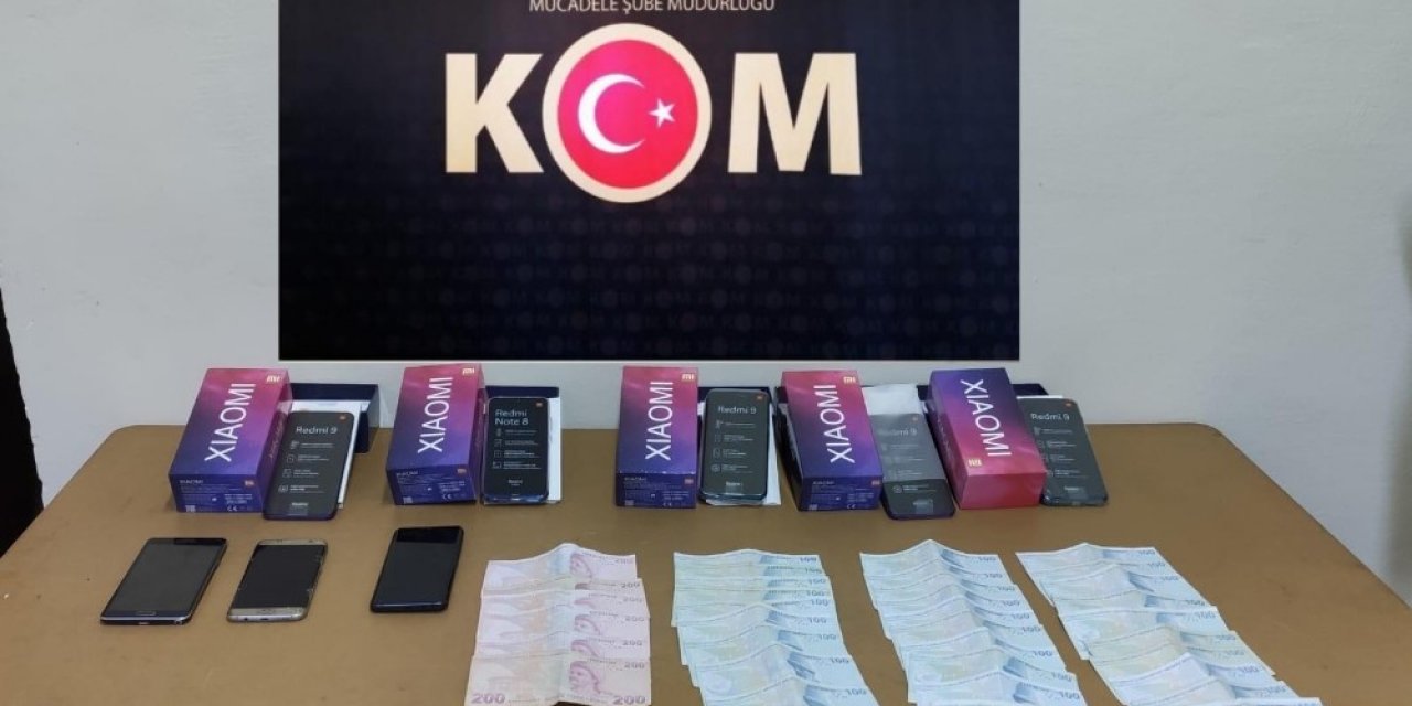 Evinde kaçak cep telefonu satan şahsa polis operasyonu