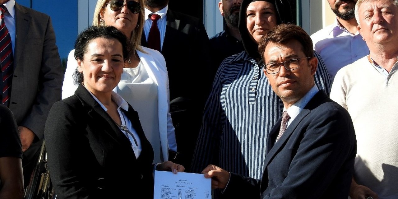 Çeşme AK Parti’de yeni yönetim mazbatasını aldı