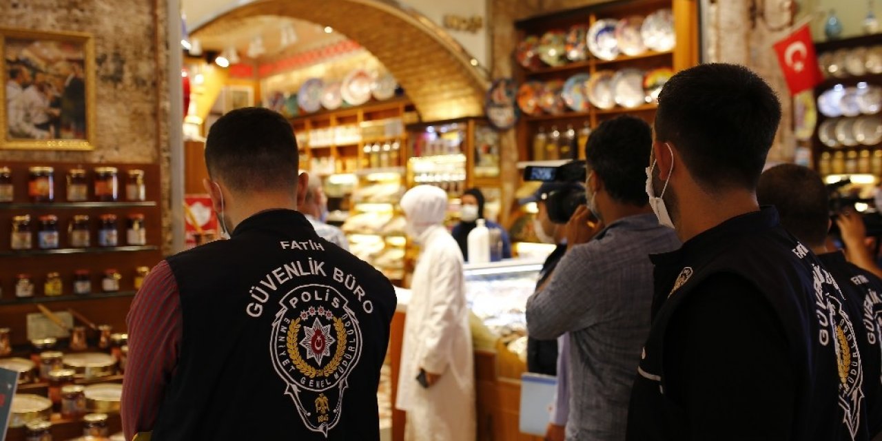 Tarihi Mısır Çarşısı’nda korona virüs denetimi