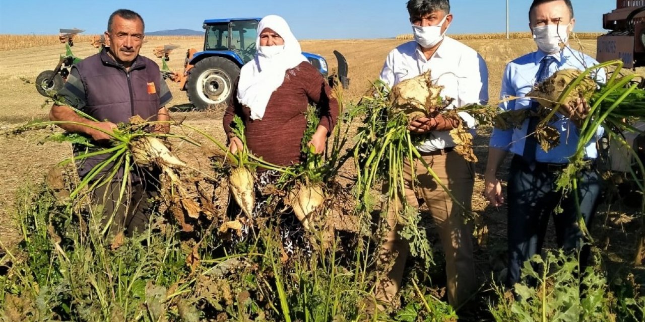 Kadınları traktörleri başında, çalıştıkları tarlada ziyaret ederek Dünya Çiftçi Kadınlar Günlerini kutlandılar