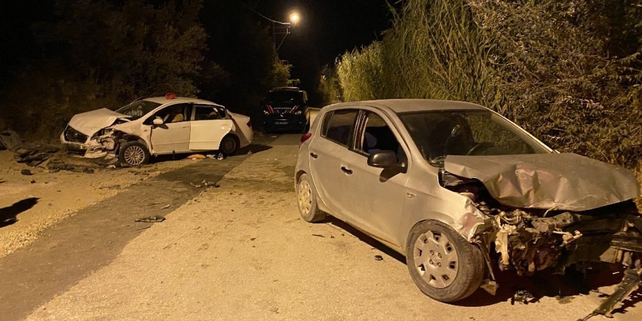 Hatay’da otomobiller kafa kafaya çarpıştı: 5 yaralı